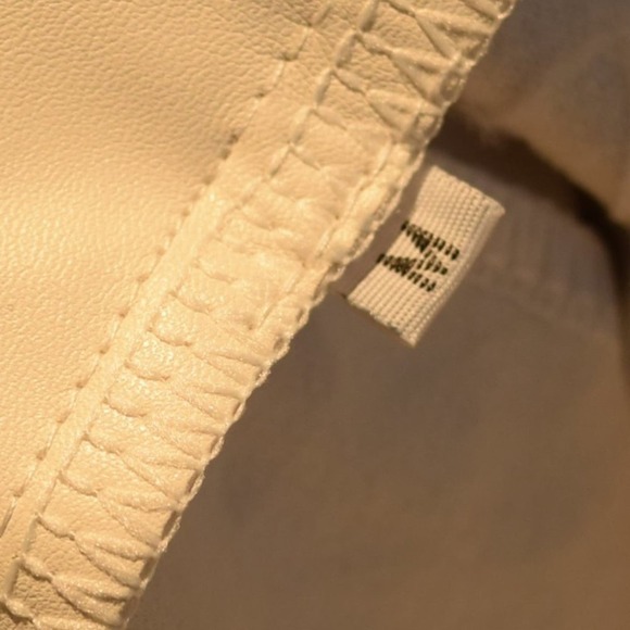 White faux leather short skirt with zipper pockets, zip closure Junior size M - Picture 2 of 2